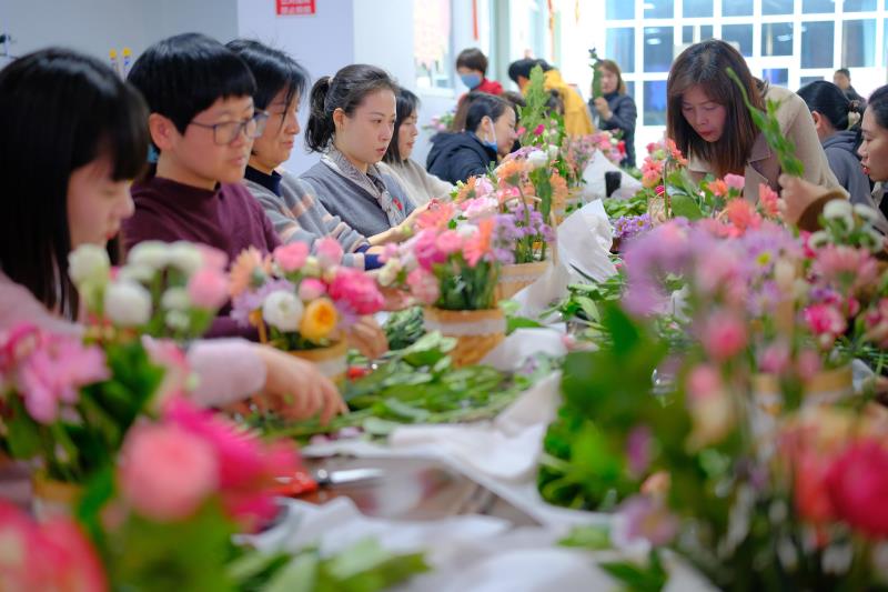 公司举办“花韵巾帼 别样风采”插花活动
